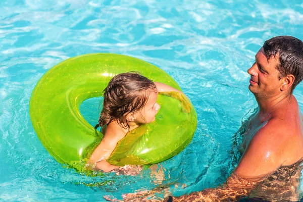 Niedlichen Kind Mädchen Mit Papa Spielen Pool Sommerferien — Stockfoto