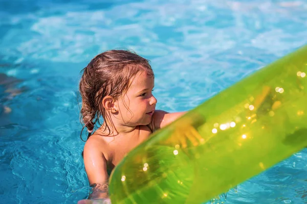 Glückliches Kleines Mädchen Das Heißen Sommertagen Freibad Mit Aufblasbarem Ring — Stockfoto