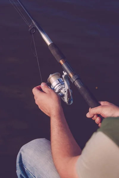 Rybak Człowiek Chwyta Rybę Wędkowanie Spinning Kołowrotek Ryby Rzeki — Zdjęcie stockowe
