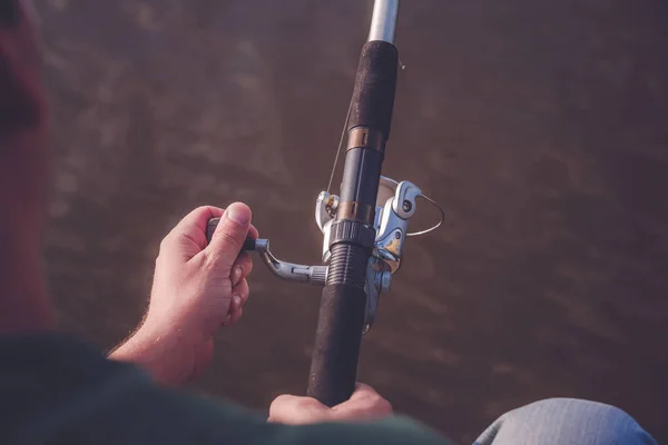 Pescatore Cattura Pesce Mani Pescatore Con Canna Spinning Mano Close — Foto Stock