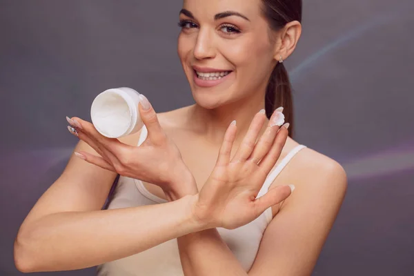 Concepto Tratamiento Belleza Spa Hermosa Mujer Sonriente Aplicando Tratamiento Crema — Foto de Stock