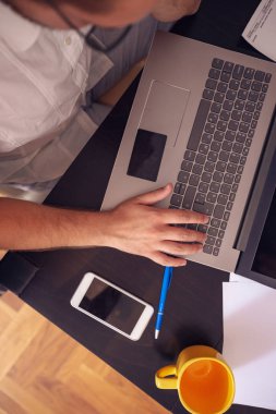 kredi kartı ve evde online alışveriş dizüstü bilgisayar kullanan görünümü top