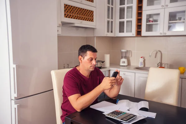 Jovem Homem Estressado Fazendo Conta Sobre Despesas Casa Orçamento Planejamento — Fotografia de Stock