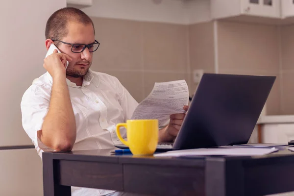 Jonge Man Aan Het Werk Met Computer Tijdens Het Gesprek — Stockfoto