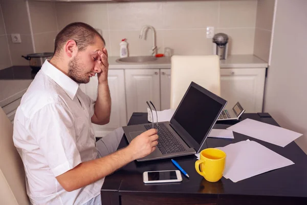 Ongelukkige Jonge Freelancer Man Aan Het Werk Vanuit Huis — Stockfoto