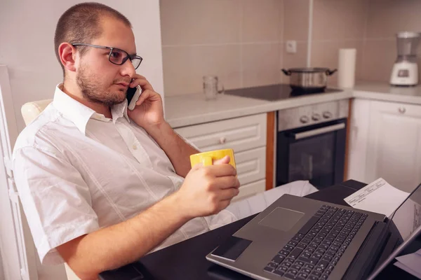 Jonge Freelancer Gelet Pauze Praten Zijn Telefoon Thuis — Stockfoto