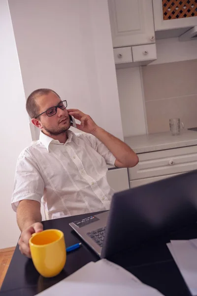 Jonge Zakenman Gelet Pauze Praten Zijn Telefoon Thuis — Stockfoto