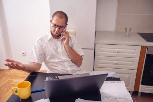 Jonge Man Werken Praten Zijn Telefoon Thuis — Stockfoto