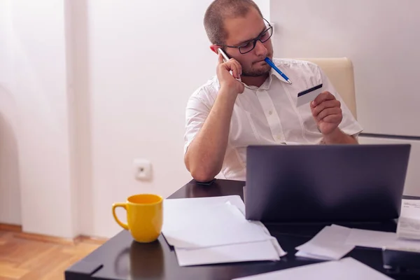 Technologie Winkelen Bankieren Huis Lifestyle Concept Man Met Laptop Creditcard — Stockfoto