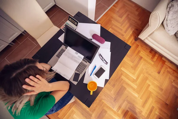 Jonge Zakenvrouw Schrijven Home Begroting Met Rekenmachine Bovenaanzicht — Stockfoto