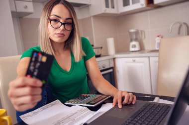 Genç iş kadını evde çalışma - ödeme bankacılık e faturaları vurguladı