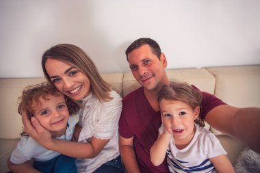 Mutlu gülümseyen aile eğleniyor evde kez ve selfie yapmak