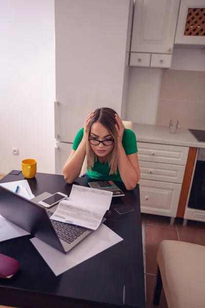 Jonge Zakenvrouw Thuis Werken Planning Begroting Financiën — Stockfoto