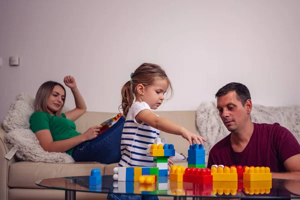 Vader Schattig Dochtertje Samenspelen Met Kubussen Thuis — Stockfoto