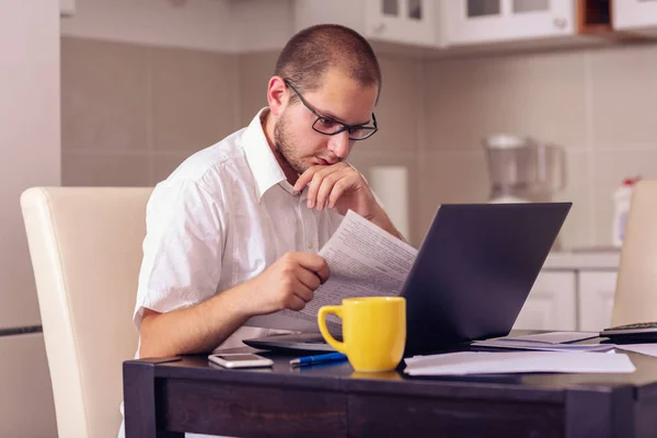 Jonge Man Aan Het Werk Laptop Thuis Kantoor — Stockfoto