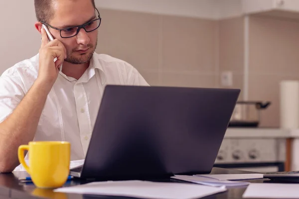 Jonge Creatieve Man Aan Het Werk Met Computer Tijdens Het — Stockfoto