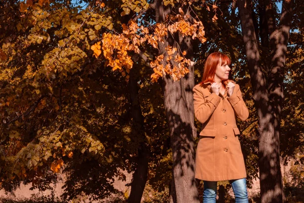 Leende Söt Ingefära Flicka Naturen — Stockfoto