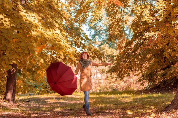 Zábava Podzimním Lese Usmívající Žena Deštníkem Těší Přírodě — Stock fotografie