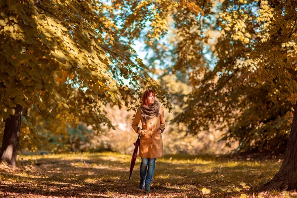 Ung Flicka Med Paraply Promenader Naturen — Stockfoto