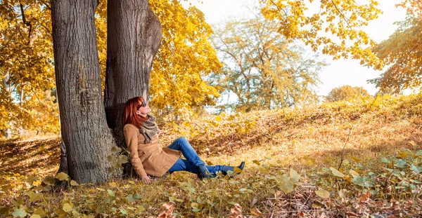 Úsměvem Mladá Žena Těší Přírodě — Stock fotografie