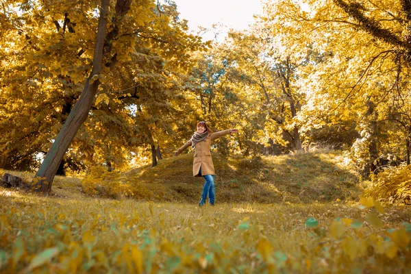 Mladá Žena Šťastná Zázvor Podzim Park — Stock fotografie