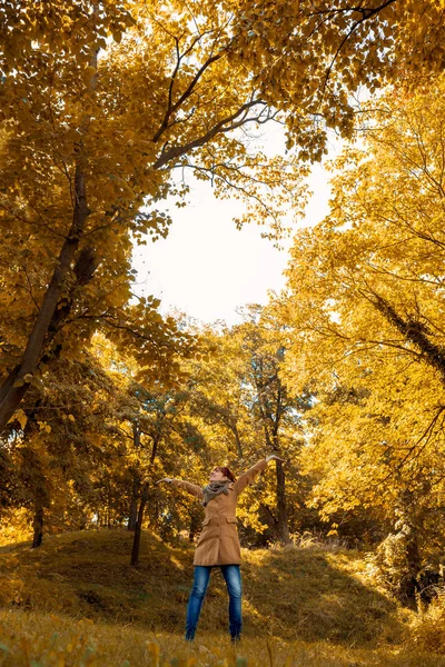 Mladá Šťastná Žena Skákání Podzim Park — Stock fotografie