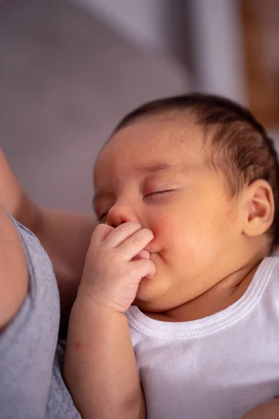 Jeune Mère Tenant Tendrement Son Bébé Garçon Endormi Nouveau — Photo