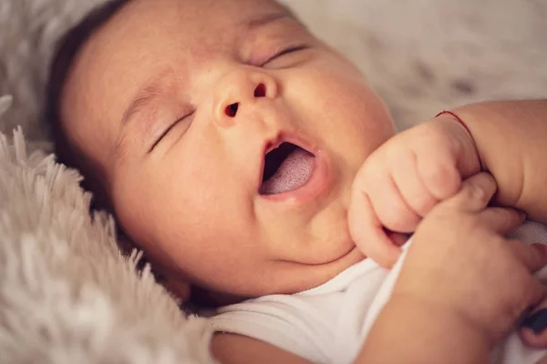 Närbild Nyfödd Pojke Kroppsdelar Liten Hand Näsa Och Mout — Stockfoto