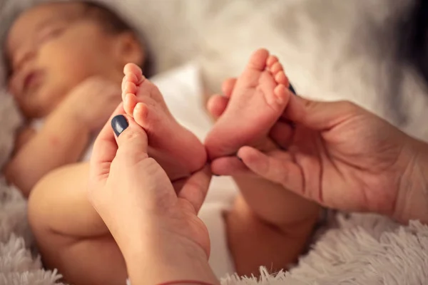 Vacker Baby Fötter Mor Händer Fötter Lilla Pojke Nyfödd Baby — Stockfoto