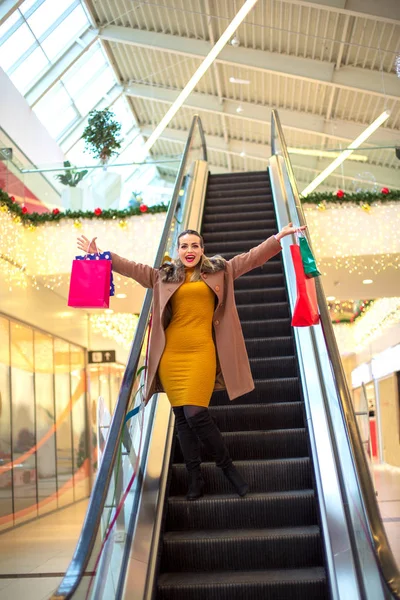 Wakacje Zakupy Szczęśliwy Uśmiechający Się Dziewczyna Świąteczne Zakupy — Zdjęcie stockowe