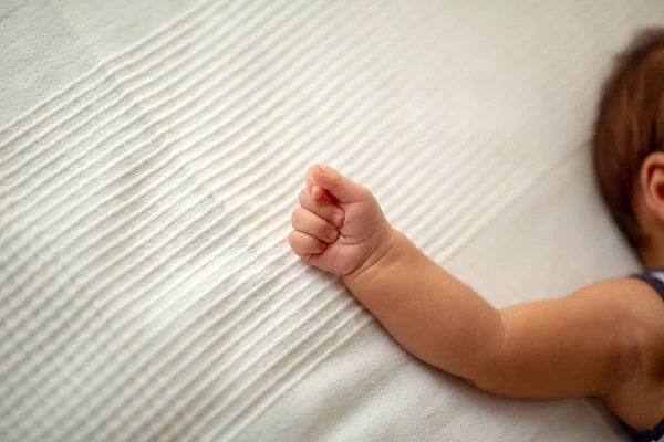 Född Baby Boy Hand Lycka Och Barndom Koncept — Stockfoto