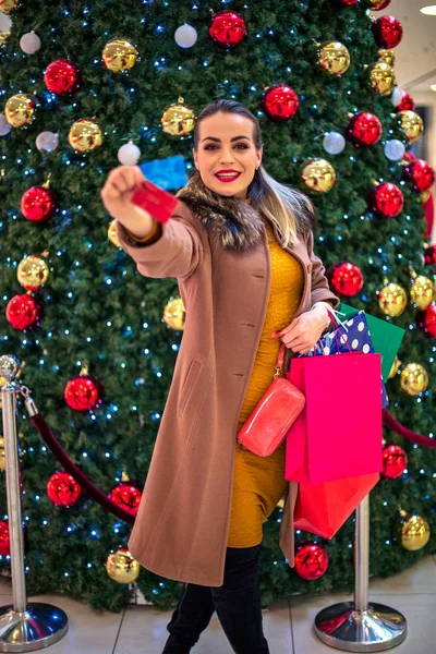 Счастливая Женщина Кредитной Картой Сумки Потребительство Рождество Покупки Образ Жизни — стоковое фото
