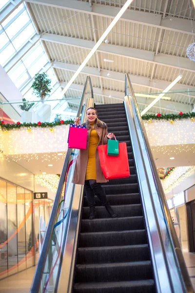 Feiertagseinkauf Glücklich Lächelndes Mädchen Weihnachtseinkauf Konsum Weihnachten Einkaufen Lifestylekonzept — Stockfoto