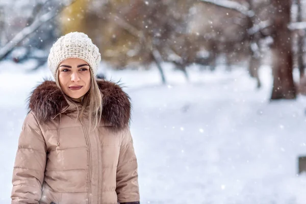 Зимові Канікули Різдво Люди Концепція Красива Молода Дівчина Білому Зимовому — стокове фото