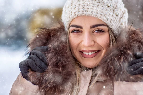 Winterporträt Eines Jungen Lächelnden Mädchens Nahaufnahme — Stockfoto