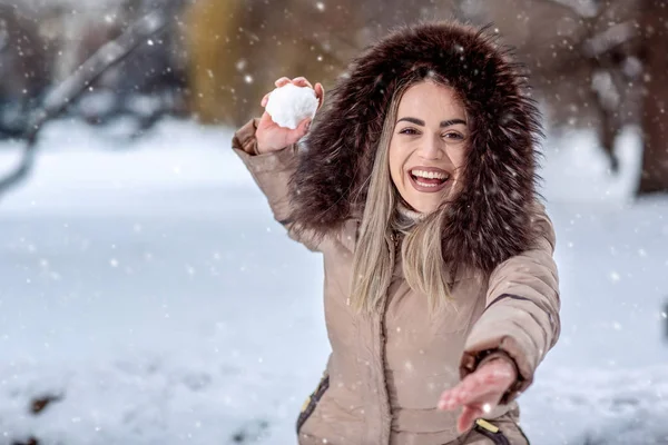 Счастливая Молодая Женщина Играющая Снежки Снежный День Зимняя Концепция — стоковое фото