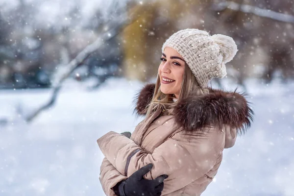 Зимний Портрет Красивой Улыбающейся Женщины Снежинками Лесу — стоковое фото