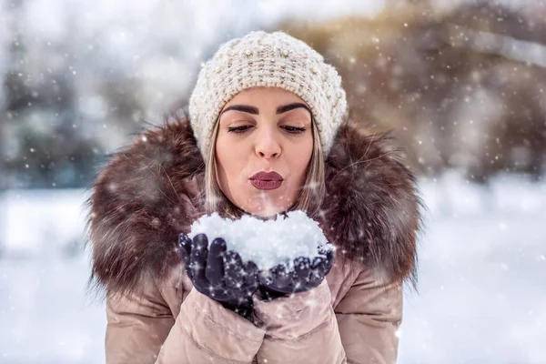 Зимой Молодая Женщина Выдувает Снег Снежный День Зимнее Время Природе — стоковое фото