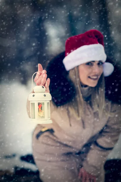 Рождественский Фонарь Красивая Девушка Зимнем Лесу — стоковое фото