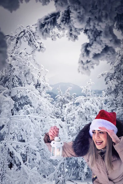 Молодая Женщина Держит Рождественский Фонарь Открытом Воздухе Красивую Зиму — стоковое фото