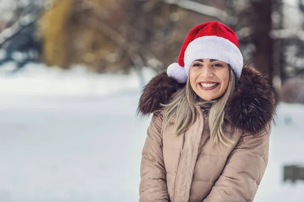 Weihnachten Lächelnde Junge Frau Winter Draußen Weihnachtsmädchen Winterschneetag — Stockfoto