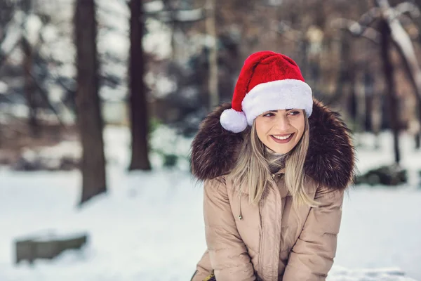 Weihnachten Junge Lächelnde Frau Mit Weihnachtsmütze Winterschneetag — Stockfoto