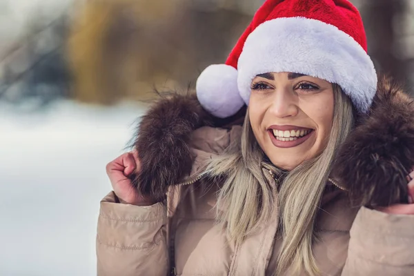 Рождество Красивая Улыбающаяся Женщина Шляпе Санта Клауса — стоковое фото