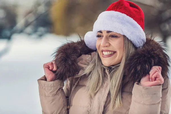 Schöne Lächelnde Frau Mit Weihnachtsmütze Winter Schnee Tag Weihnachten — Stockfoto