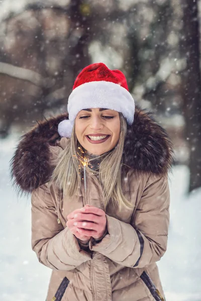 Рождество Счастливая Молодая Женщина Зимой Искрой — стоковое фото