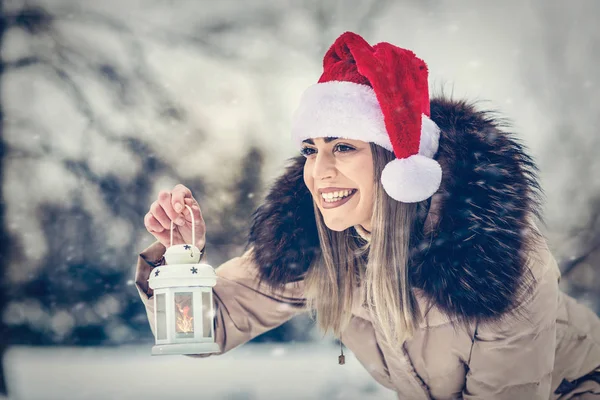 Молодая Счастливая Женщина Шляпе Санты Держит Рождественский Фонарь Открытом Воздухе — стоковое фото