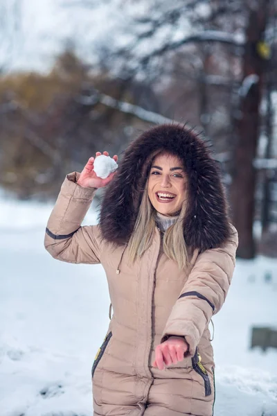 Winterkonzept Glückliche Junge Frau Spielt Schneeballschlacht Schneetag — Stockfoto