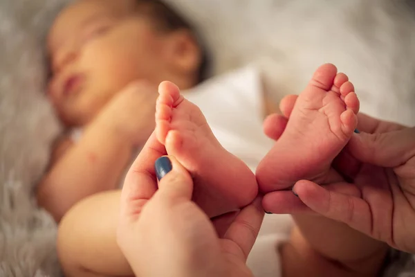 Vackra Spädbarn Baby Fötter Mor Händer Fötter Lilla Pojke Nyfödd — Stockfoto