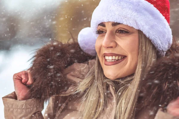 Schöne Lächelnde Frau Mit Weihnachtsmütze Winterschneetag — Stockfoto