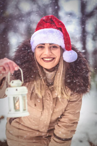 Weihnachtszeit Junge Glückliche Frau Mit Weihnachtsmütze Hält Weihnachtslaterne Freien Einem — Stockfoto